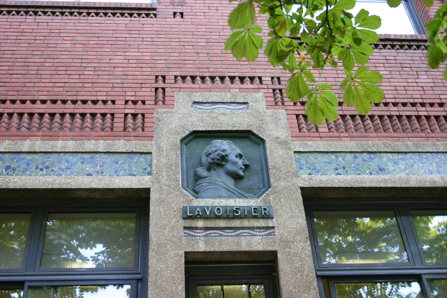 Antoine Lavoisier's bas-relief, Ecole Superieure de Physique et de Chimie Industrielles, Paris (20).JPG